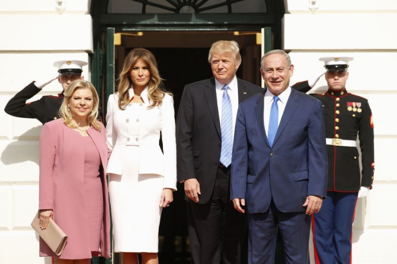 Sara Netanyahu, Melania Trump, Donald Trump et Benjamin Netanyahu sur le perron de la Maison Blanche, le 15 février 2017. Kevin Lamarque/Reuters