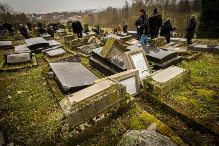 Sarre-Union_profanation_du_cimetière_juif_février_2015-3