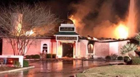 Un gigantesque incendie s'est déclaré, dans la nuit du vendredi au samedi 28 janvier 2017 dans une mosquée au Texas, aux Etats-Unis. / Ph. Facebook  l