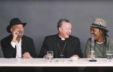 Après quelques joins, le débat religieux entre un Rabbin, un prêtre et un athée s'est apaisé.