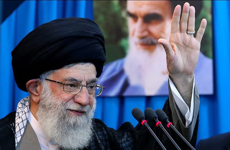 L’ayatollah Khamenei devant un portrait du Père de la Révolution, Khomeiny