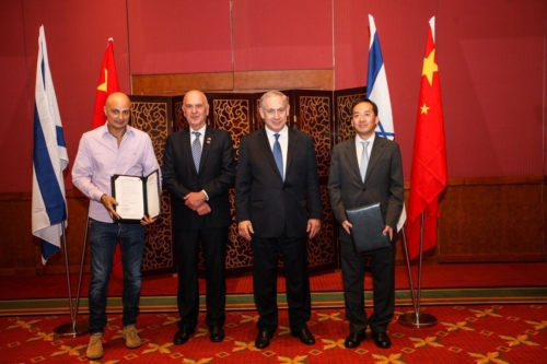 L’Ambassadeur d’Israël en Chine, Matan Vilnai (deuxième à gauche), aux côtés de Benjamin Nétanyahou