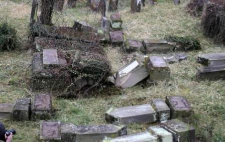 Les tombes du cimetière juif profané de Sarre-Union sont toujours dans cet état, un an après. PHOTO : PIERROT PICARD/ LORACTU.fr