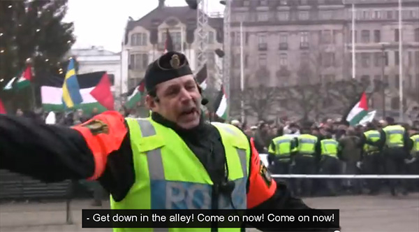 En janvier 2009, la populace arabe de Malmö a agressé des manifestants juifs avec des bouteilles, des œufs et des grenades fumigènes. La police a repoussé les juifs qui avaient le droit de manifester dans une contre allée.