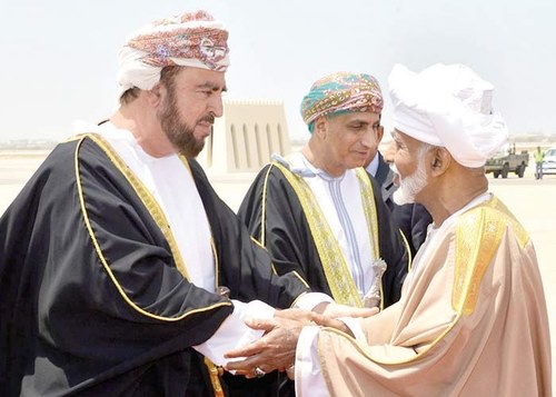 Le sultan Qabous (à droite) salue celui qui apparaît comme son successeur, Assad ibn Tariq.