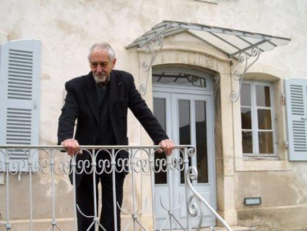 Samuel Pintel devant la maison d'Izieu, colonie de vacances dont il fut le seul rescapé. Les 44 autres enfants furent tous exterminés à Auschwitz.  Maison d'Izieu  