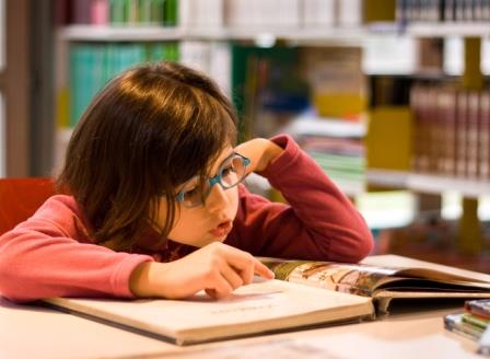 Petite fille à la bibliothèque