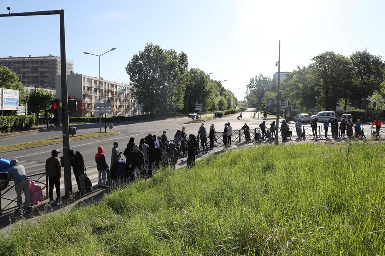 Des habitants font la queue pour recevoir des colis alimentaires, le 22 avril 2020, à Clichy-sous-Bois.