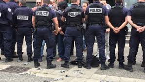 Des policiers déposent menottes et brassards au sol en signe de contestation lors d'une manifestation à Strasbourg le 19 juin.