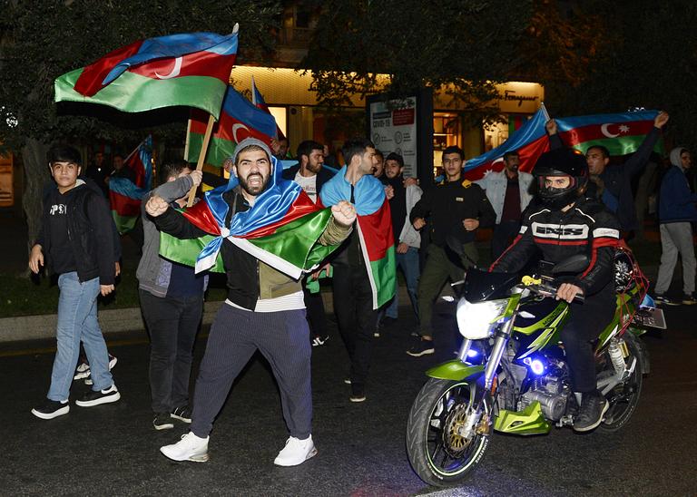 Des centaines d'hommes azerbaïdjanais sont descendus dans les rues crier leur joie après les déclarations de leur premier ministre annonçant la victoire sur l'Arménie.