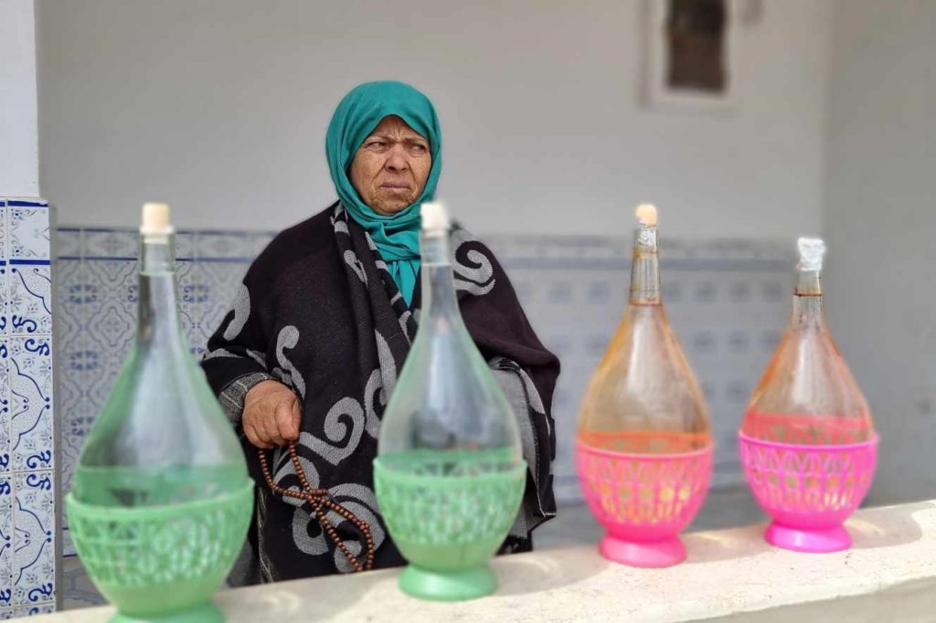 Saïda vend le zhar en bord de route, près de Nabeul, en Tunisie, en avril.