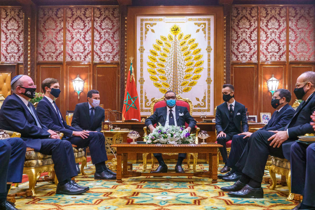 Le roi Mohammed VI (au centre) et le haut conseiller de Donald Trump, Jared Kushner (à gauche), le 22 décembre 2020,  à Rabat, lors d’une rencontre dans le cadre du «deal» prévoyant la normalisation avec Israël.