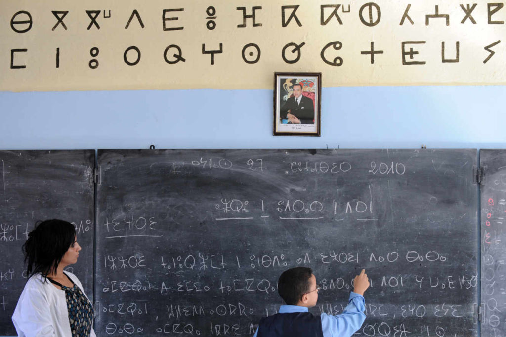 Un élève en classe de tamazight, la langue de la communauté amazighe, en 2010 à Rabat (Maroc).