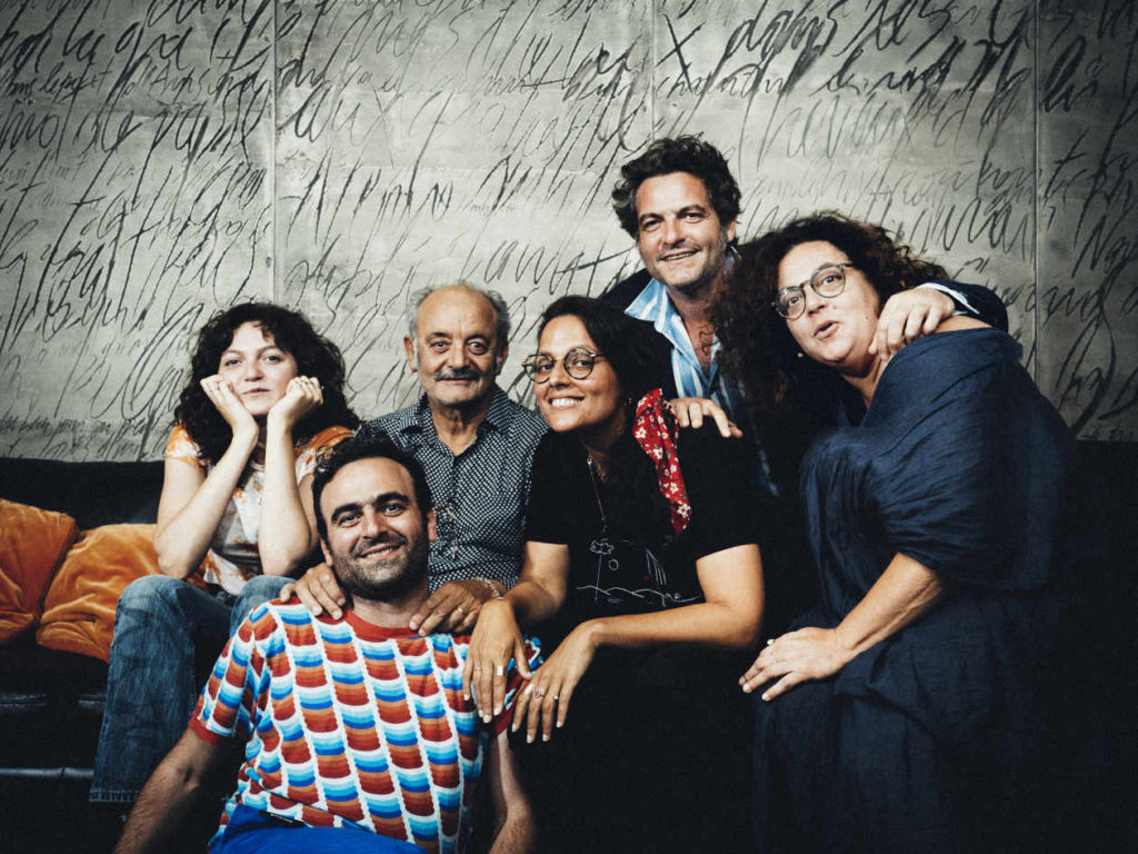 La famille Chedid dans les loges de l’Olympia juste après le concert de Louis. Sur la photo de gauche à droite : Billie, Joseph, Louis, Anna, Matthieu et Emilie, Paris, le 26 juin 2021.