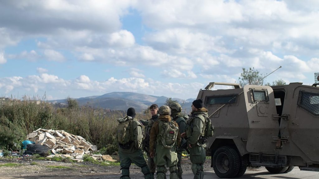 Traquez les terroristes soupçonnés de la fusillade près de l'avant-poste de Chumash, le 18 décembre 2021. Porte-parole de Tsahal Traquez les terroristes soupçonnés de la fusillade près de l'avant-poste de Chumash, le 18 décembre 2021. Porte-parole de Tsahal