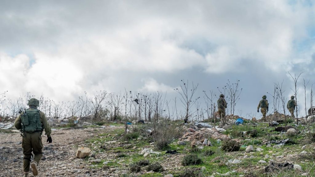 Traquez les terroristes soupçonnés de la fusillade près de l'avant-poste de Chumash, le 18 décembre 2021. Porte-parole de Tsahal Traquez les terroristes soupçonnés de la fusillade près de l'avant-poste de Chumash, le 18 décembre 2021. Porte-parole de Tsahal