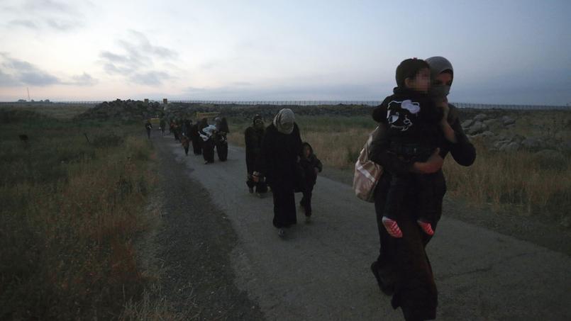 Accompagnés de leurs enfants, des dizaines de femmes syriennes marchent de nuit pour franchir la ligne de démarcation entre la Syrie et Israël.