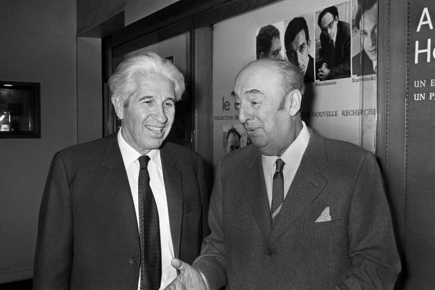 Le père de Christian et d’Antoine, Claude Gallimard, avec l’écrivain et poète chilien Pablo Neruda, prix Nobel de littérature, à Paris, en octobre 1971.