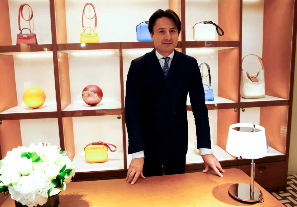 Le gérant d’Hermès Axel Dumas, dans une boutique de la société, à Rome, en 2016. 