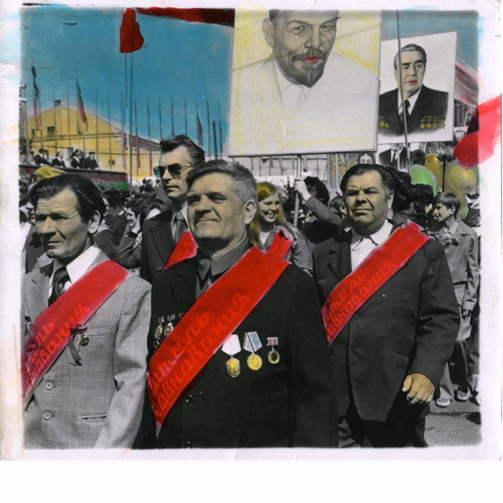 Tirage gélatino-argentique rehaussé à la main avec des colorants à base d’aniline, de la série « Sots Art » (1975 – 1985), de Boris Mikhaïlov. Depuis plus d’un demi-siècle, le photographe ukrainien a construit un récit photographique de l’histoire contemporaine de l’Ukraine qui témoigne de l’emprise du système soviétique sur son peuple. Jusqu’au 15 janvier 2023, son « Journal ukrainien » est exposé à la Maison européenne de la Photographie, à Paris.