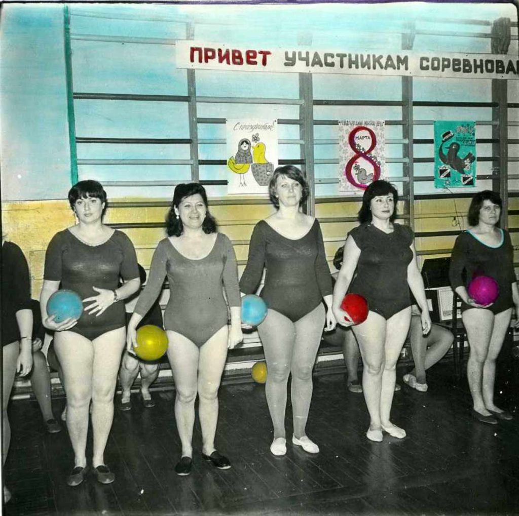 Tirage gélatino-argentique rehaussé à la main avec des colorants à base d’aniline, de la série « Sots Art » (1975 – 1985), de Boris Mikhaïlov. Depuis plus d’un demi-siècle, le photographe ukrainien a construit un récit photographique de l’histoire contemporaine de l’Ukraine qui témoigne de l’emprise du système soviétique sur son peuple. Jusqu’au 15 janvier 2023, son « Journal ukrainien » est exposé à la Maison européenne de la Photographie, à Paris.